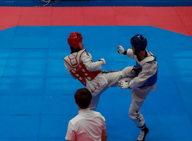 跆拳道男子决赛:韩国选手击败对手 跆拳道男子决赛:韩国选手击败对手