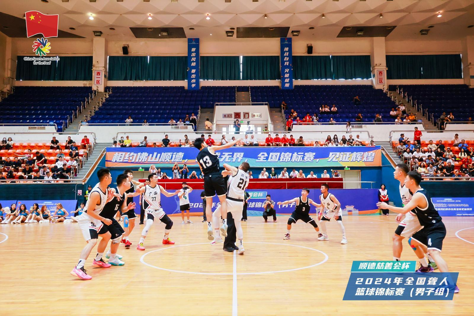 精彩篮球比赛火爆开打运动场上