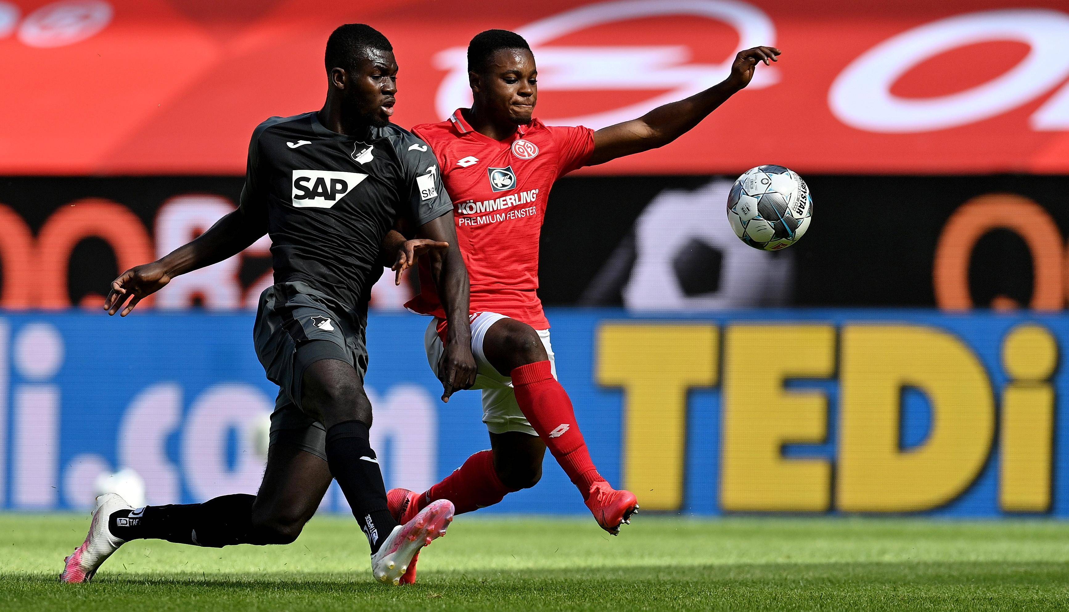 奥格斯堡在对阵霍芬海姆的比赛中获胜