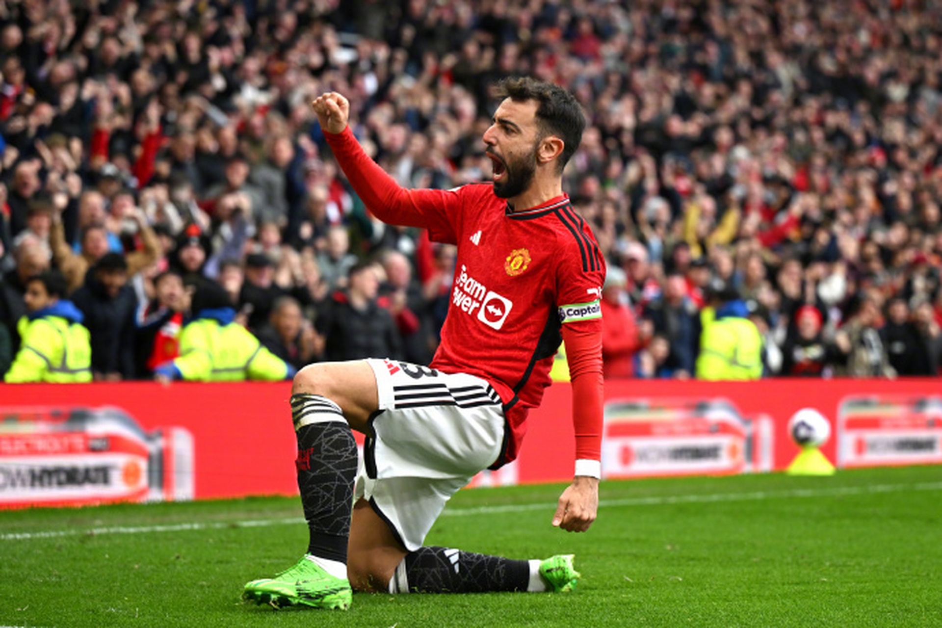 曼联迈入欧冠榜首，主场豪取胜仗，跻身顶级赛场