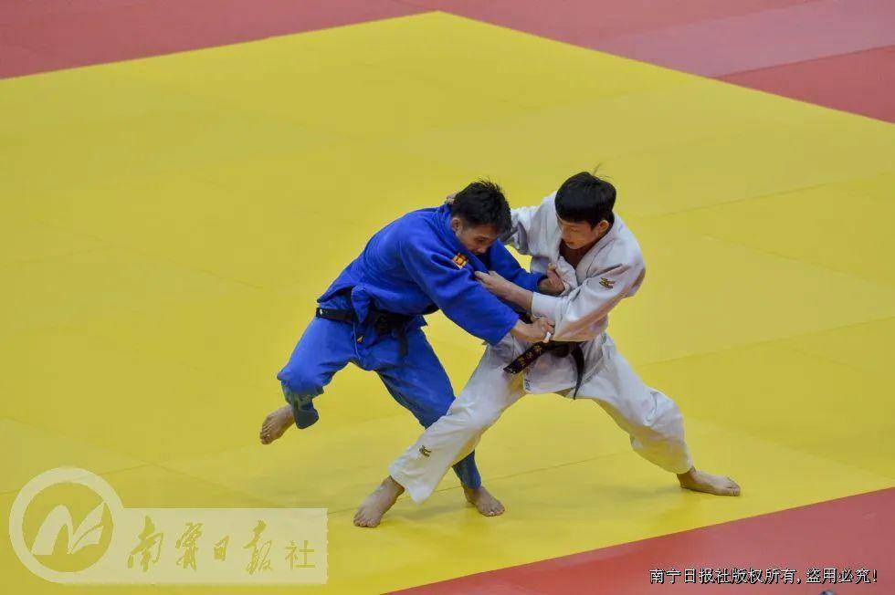 印度代表队在柔道比赛中奋勇拼搏 印度代表队在柔道比赛中奋勇拼搏