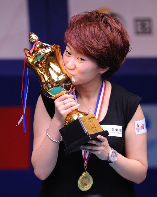 关于斩获奖杯：女子足球比赛中出现奇迹，冠军降临的信息