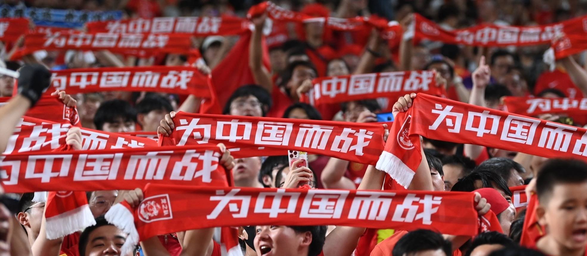 实力球队展现决心，足球联赛局势跌宕起伏的简单介绍