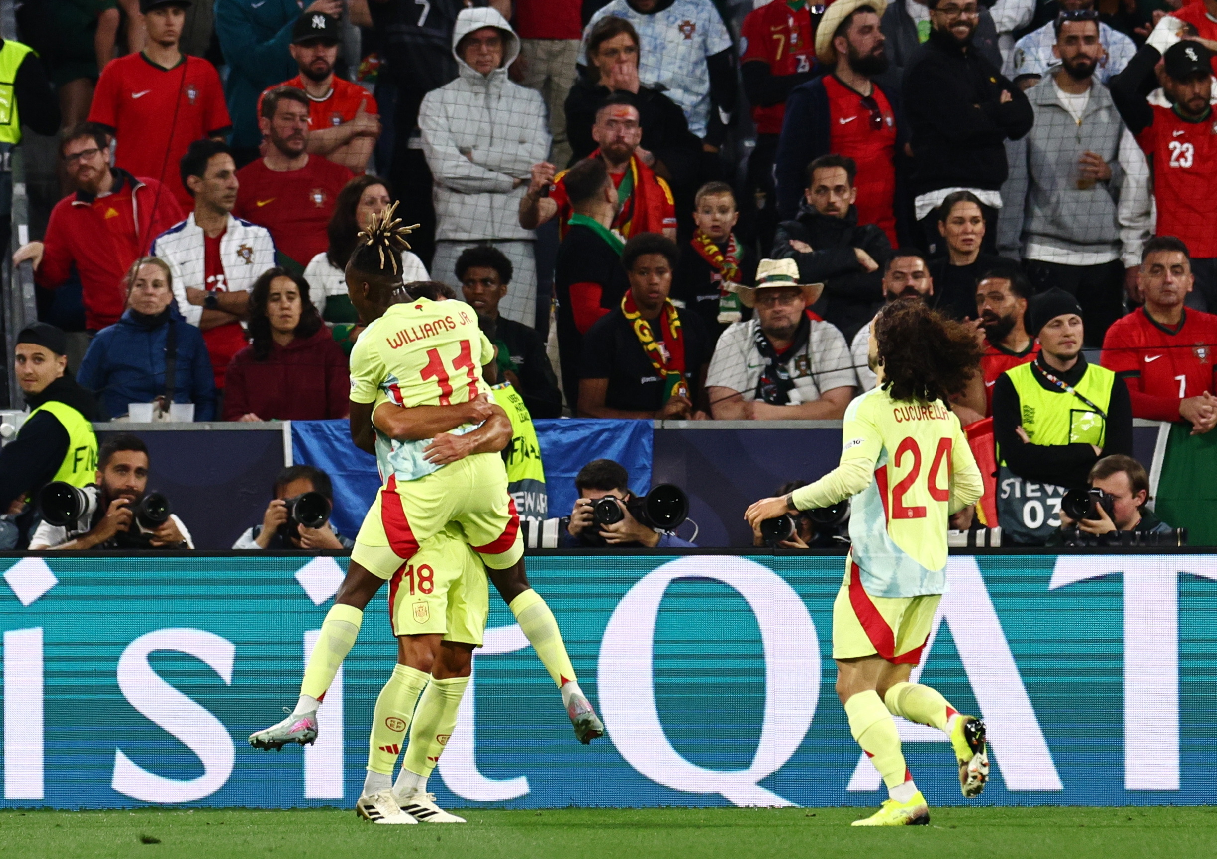 欧国联比赛精彩纷呈，球队战绩斐然