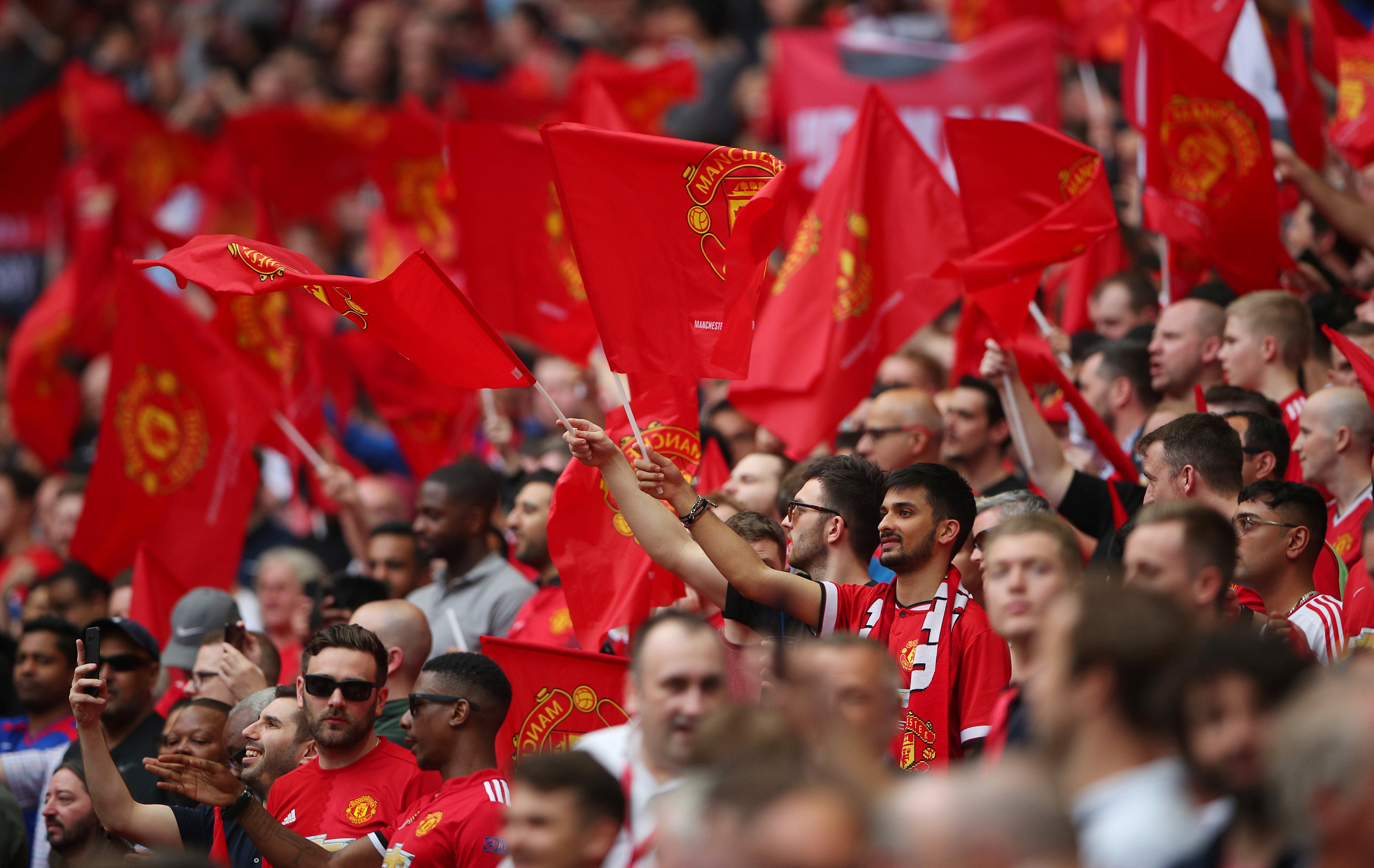 曼城球迷热情助威，声援全队