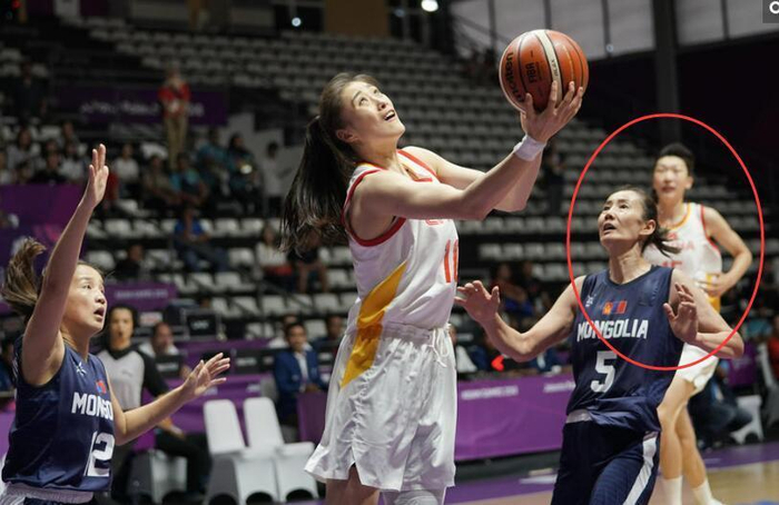 蒙古队在客场比赛中全力以赴