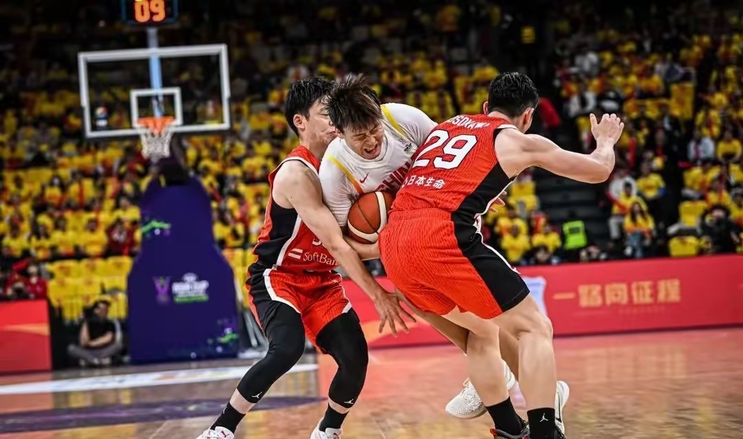 球队在比赛中的进攻防守战术备受关注