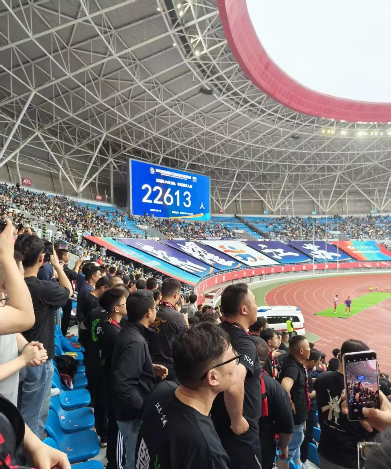 精彩比赛现场观众情绪高涨,热情沸腾 精彩比赛现场观众情绪高涨,热情沸腾