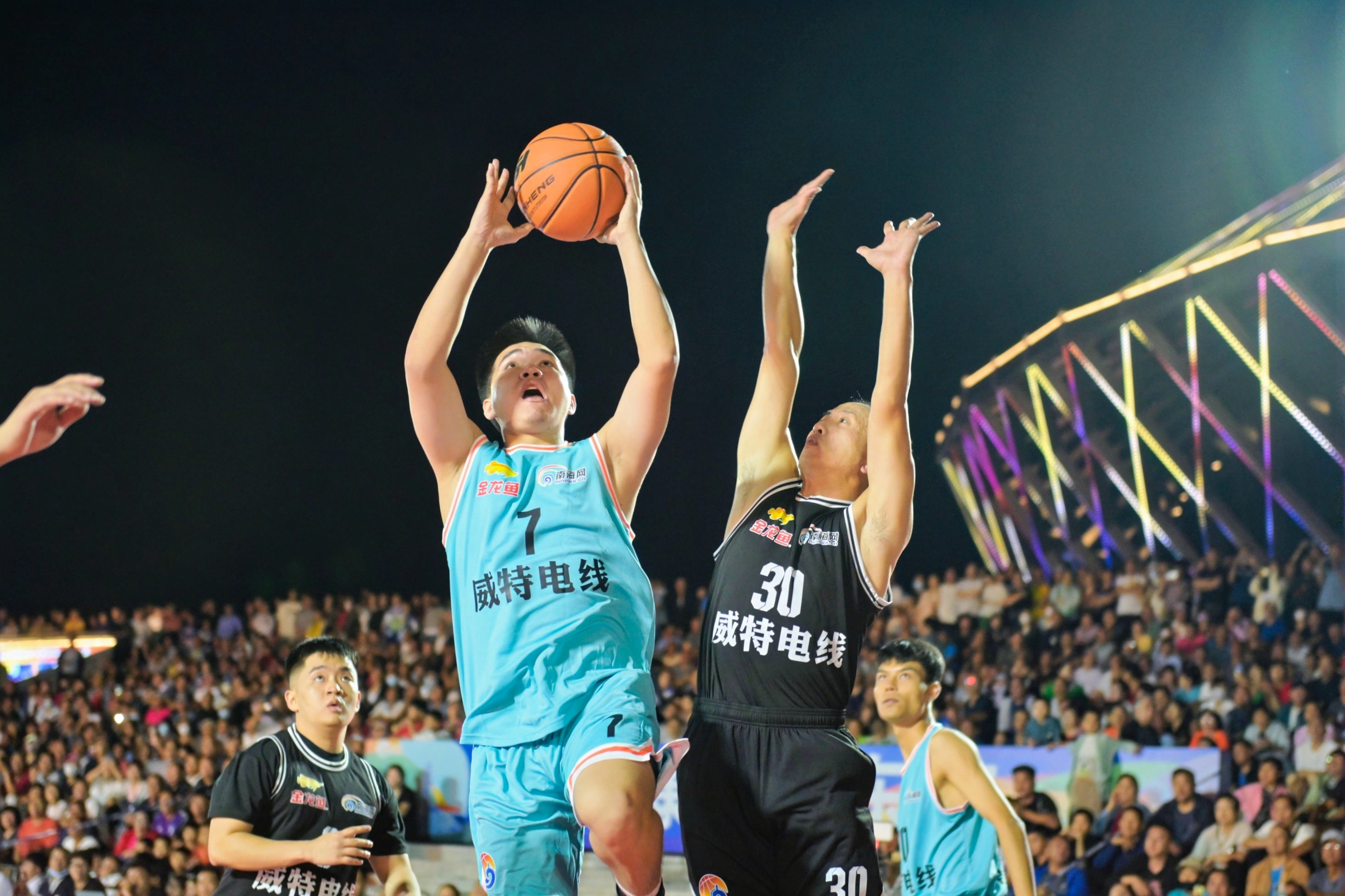 威尼斯篮球赛事吸引了来自世界各地的球迷