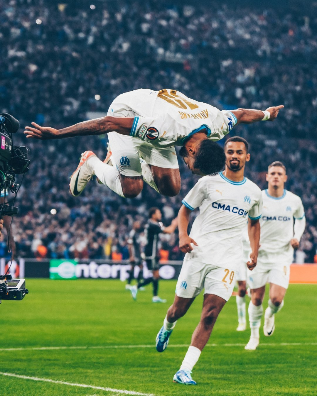 包含欧洲球员托马斯奉献精彩表现，助球队晋级下一轮的词条