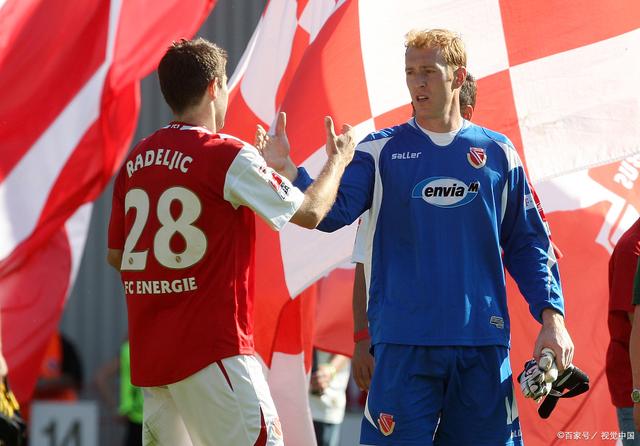 包含卡尔斯鲁厄主场惨败，遭遇低迷期的词条