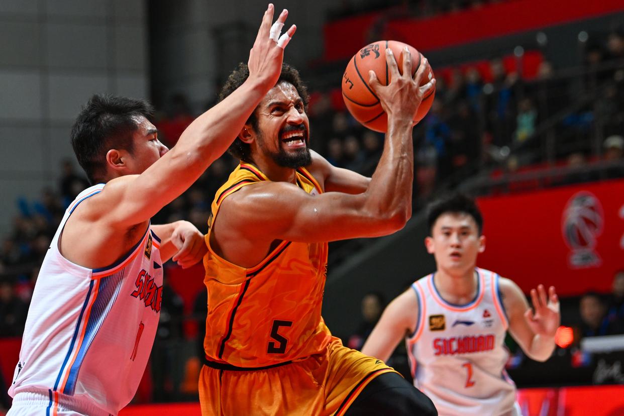 江苏男篮以高水平表现取得季后赛胜利