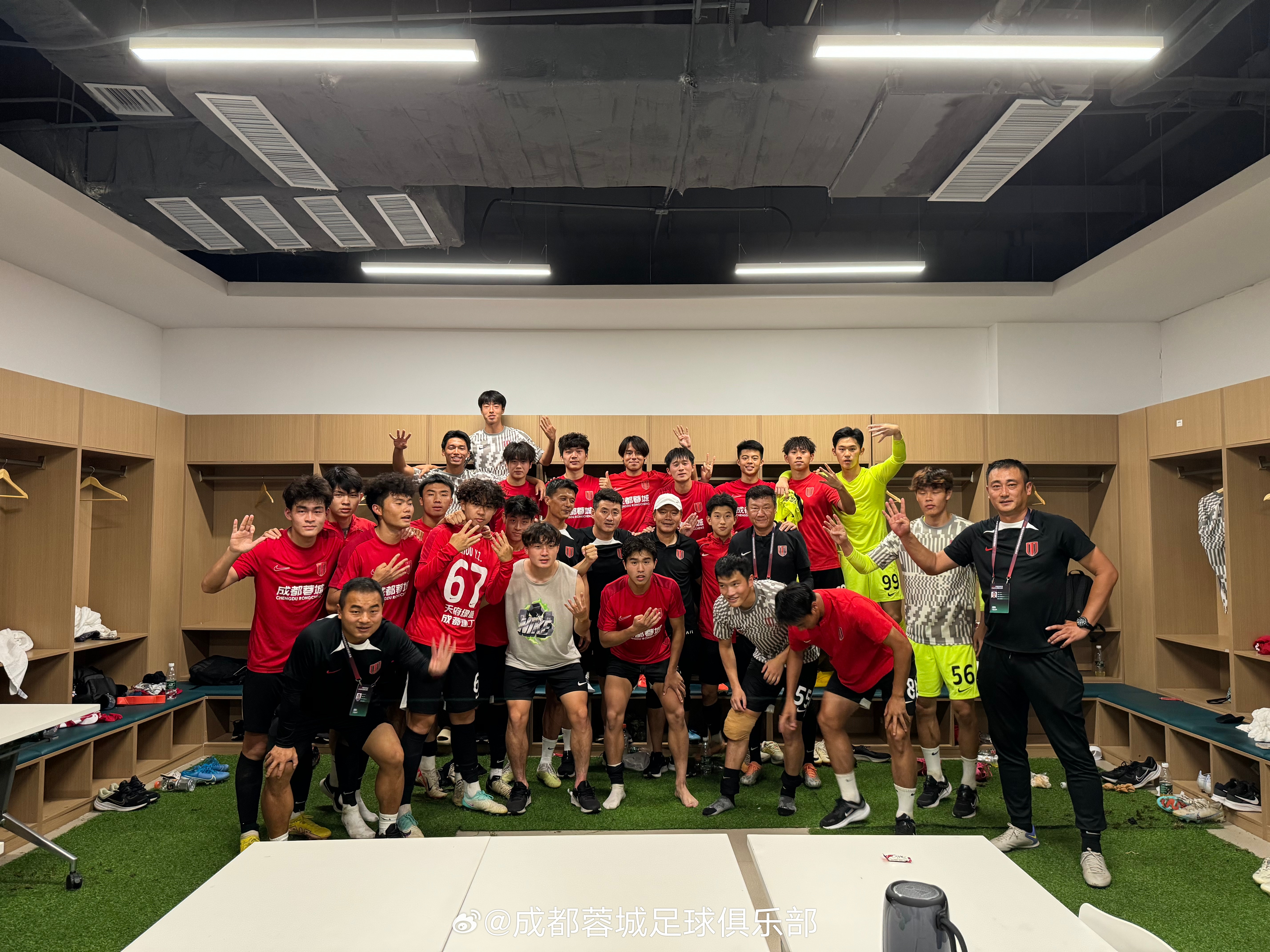 包含赛场豪华阵容势如破竹，球员技艺独步的词条