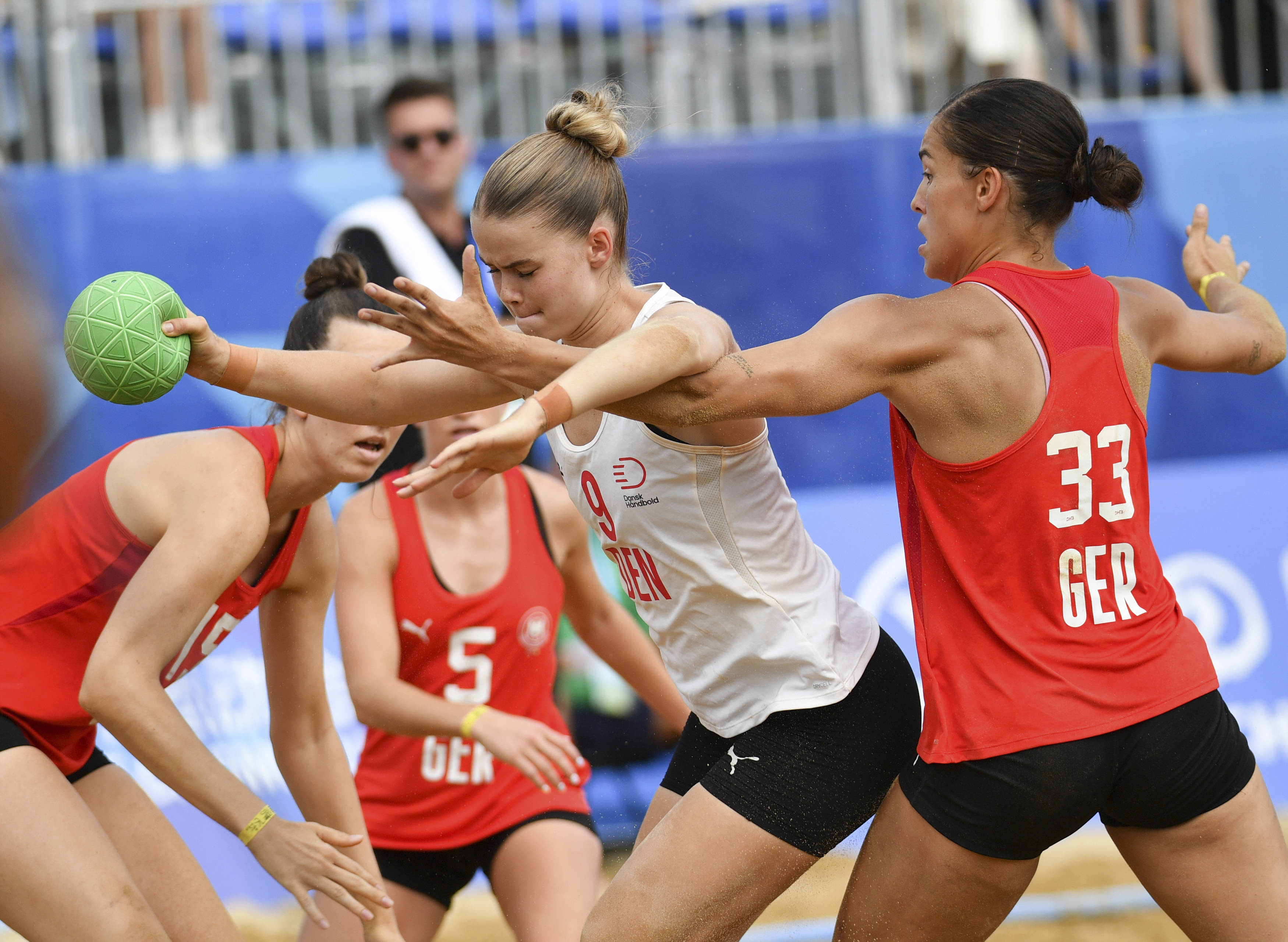 德国女足队在世界杯赛场上狂揽三连胜的简单介绍 德国女足队在世界杯赛场上狂揽三连胜的简单介绍