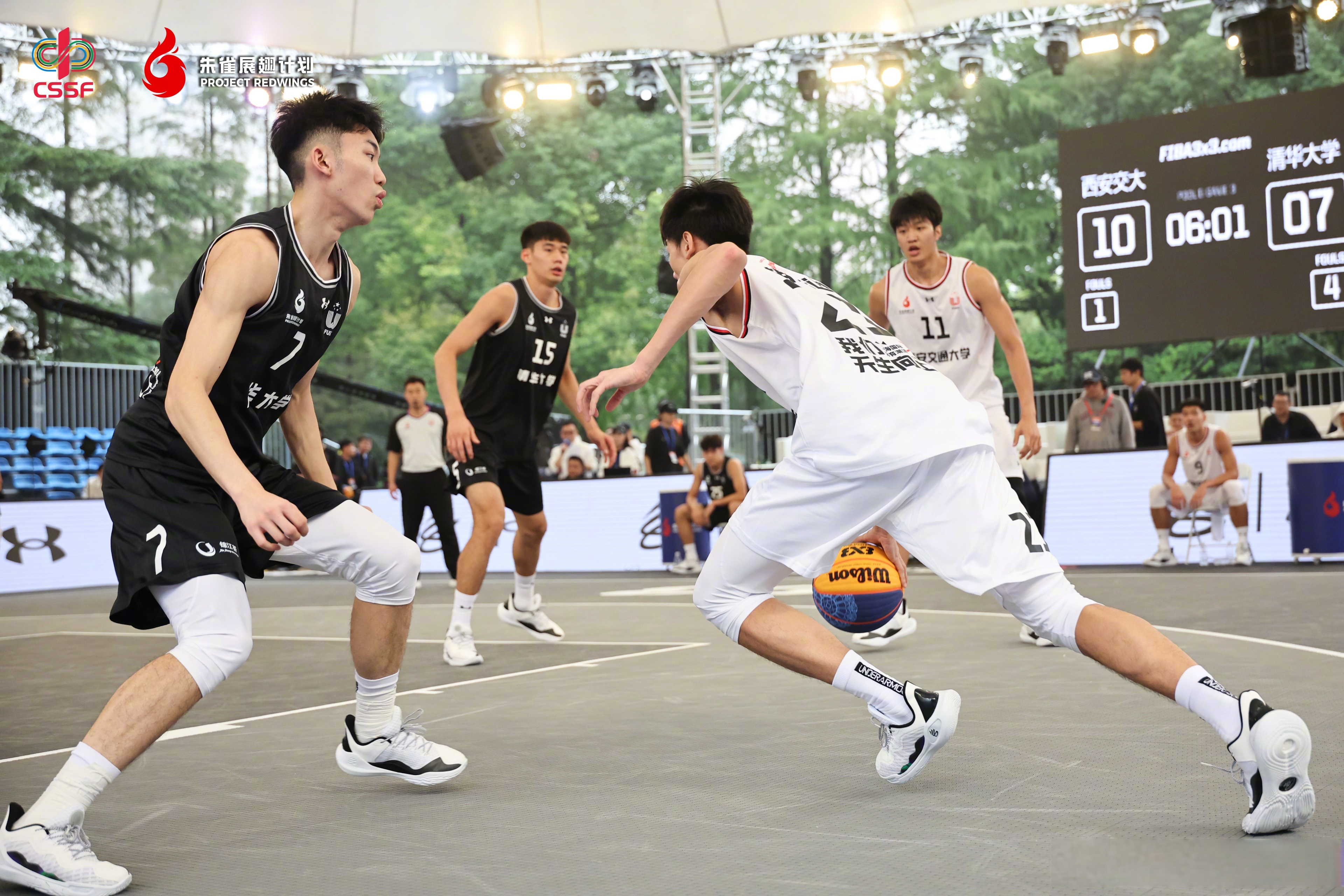 男孩女孩都沉浸在篮球盛宴中 男孩女孩都沉浸在篮球盛宴中