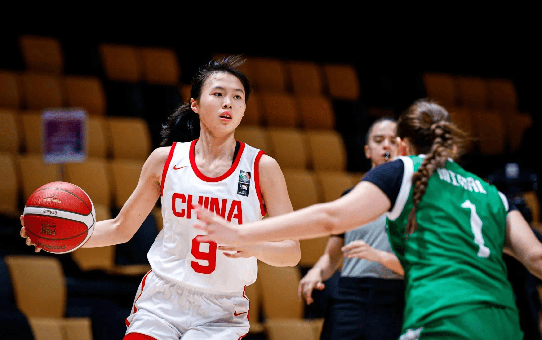 亚洲杯篮球赛半决赛精彩开打，双方鏖战争夺晋级的简单介绍