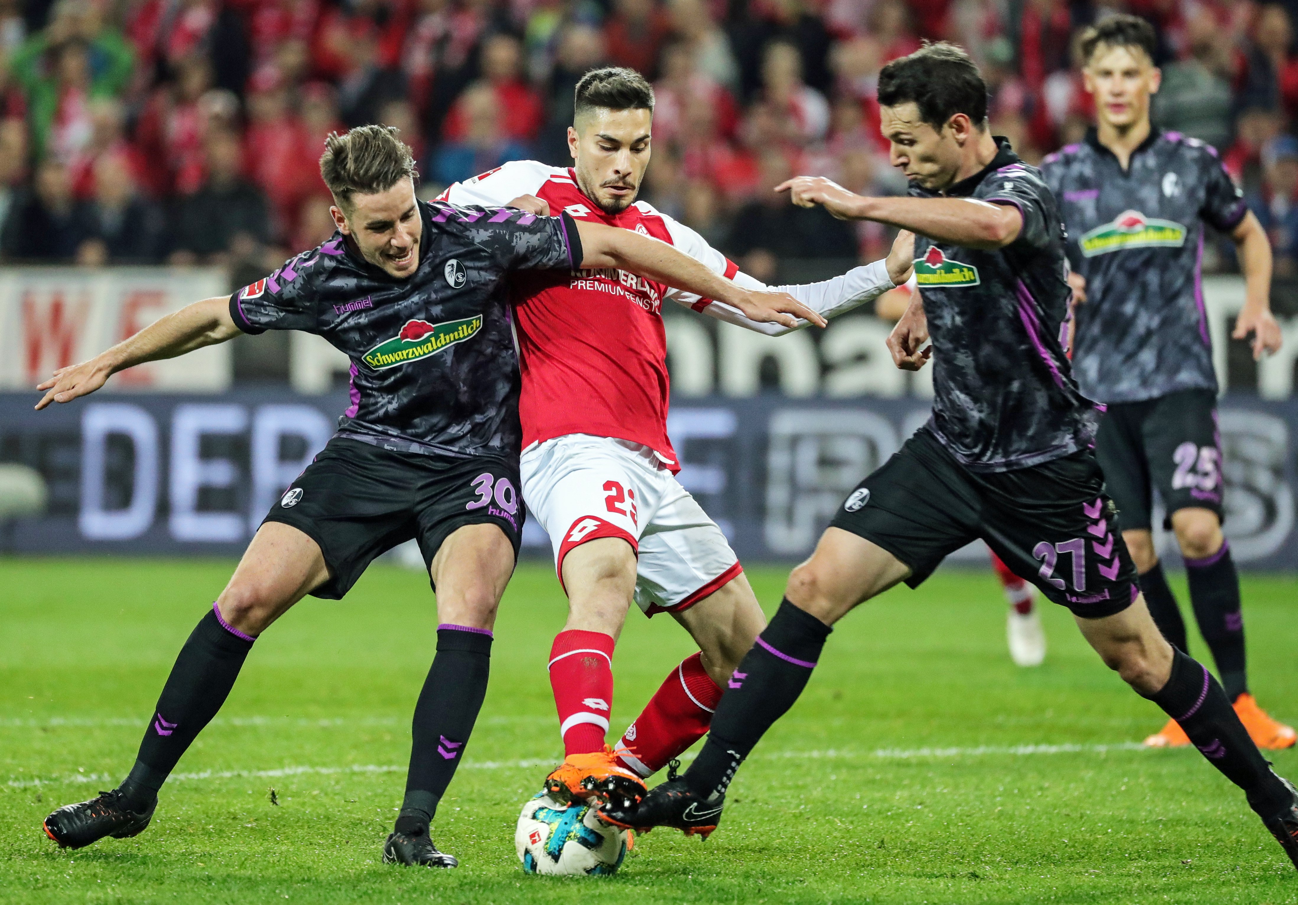 弗赖堡在德甲比赛中表现出色，引发球迷热议