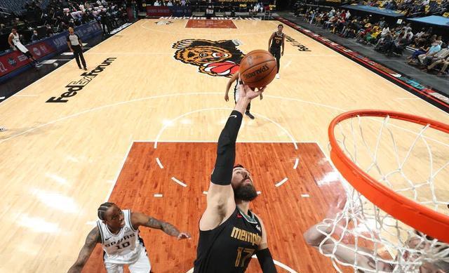 灰熊队逆转马刺，客场取得三连胜的简单介绍