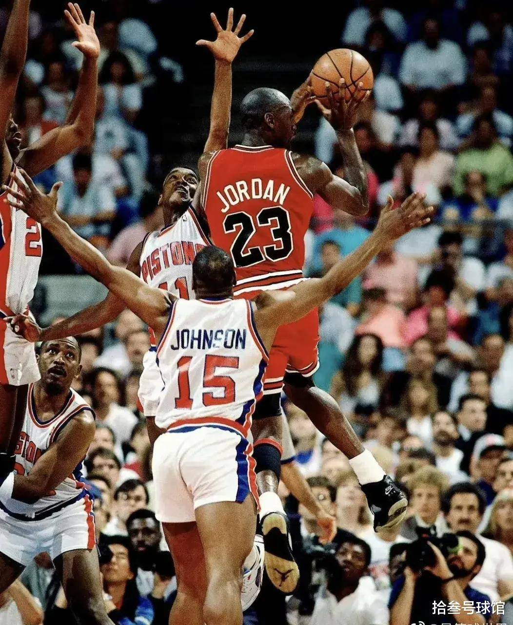 包含乔丹再现赛场功夫，传奇生涯再添辉煌的词条