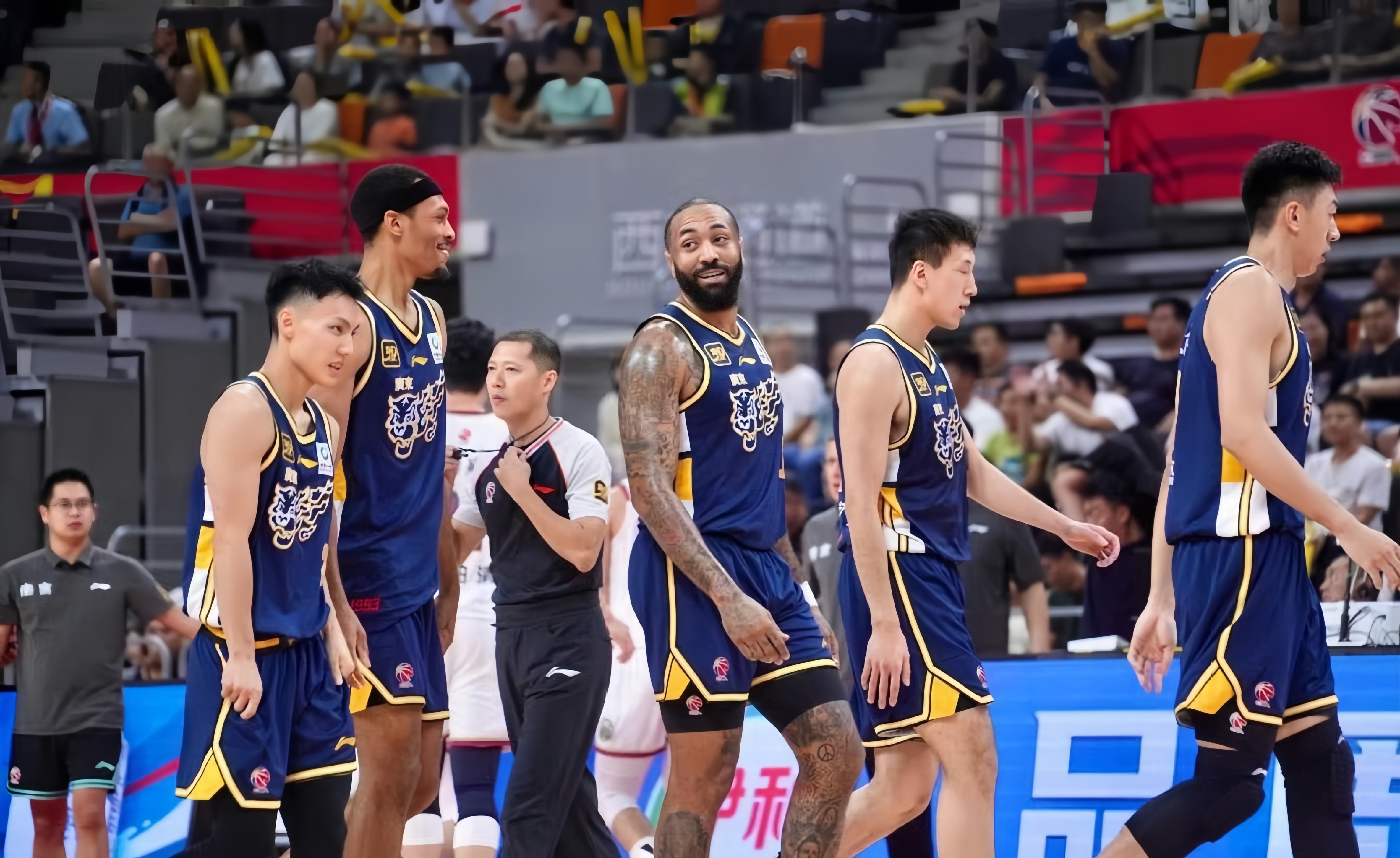 广东宏远队在比赛中凭借临场小动作逆转对手